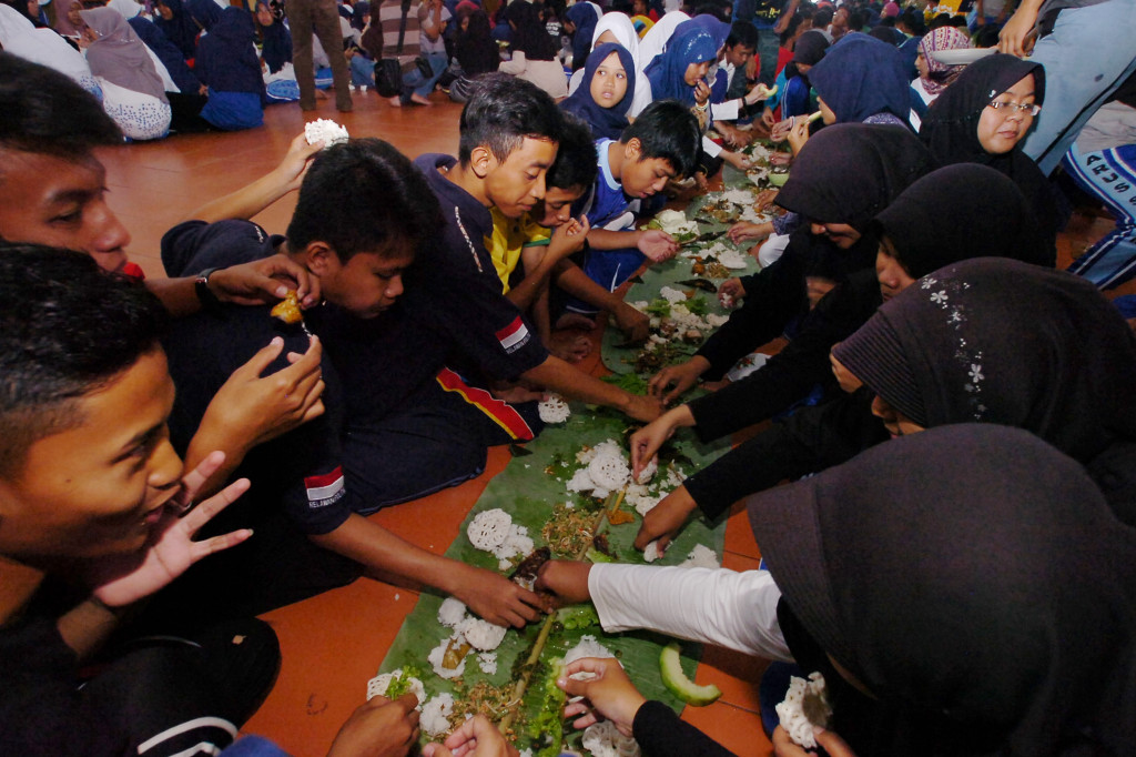 Sejumlah santri menyantap nasi liwet di Aula Pesantren modern Darussalam, Ciamis, Jawa Barat, Selasa 2 Juni 2015. Antara Foto/Adeng Bustomi