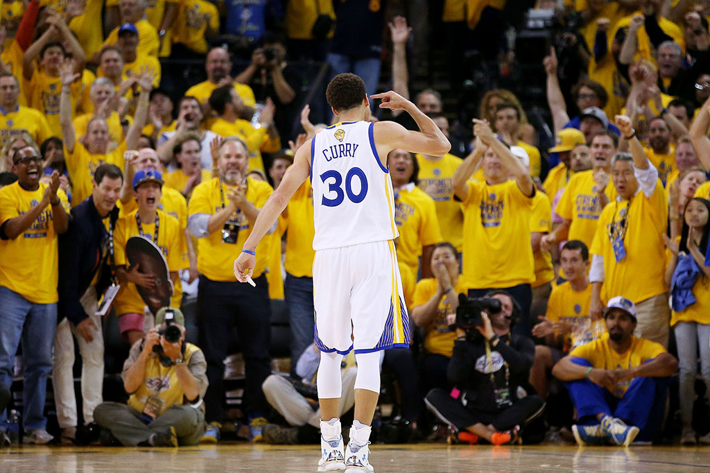 Stephen Curry Antar Warriors Tundukkan Cavaliers