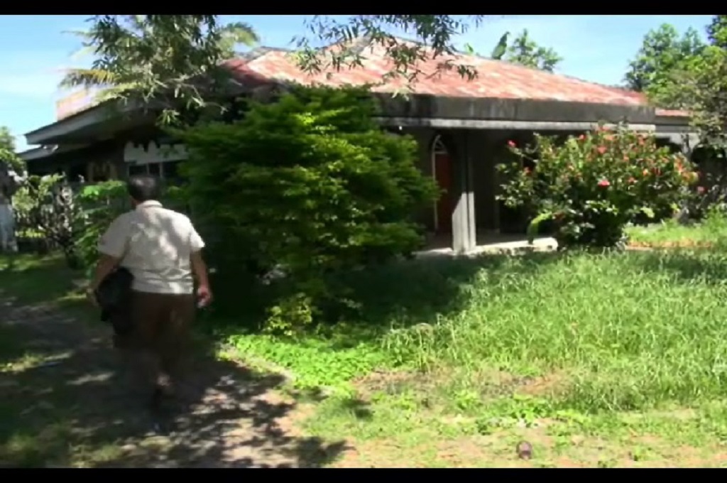 Seorang pria mendatang rumah Margaret, ibu angkat Angeline, di Pekanbaru namun kosong, Metrotv/ Fitra Asrirama