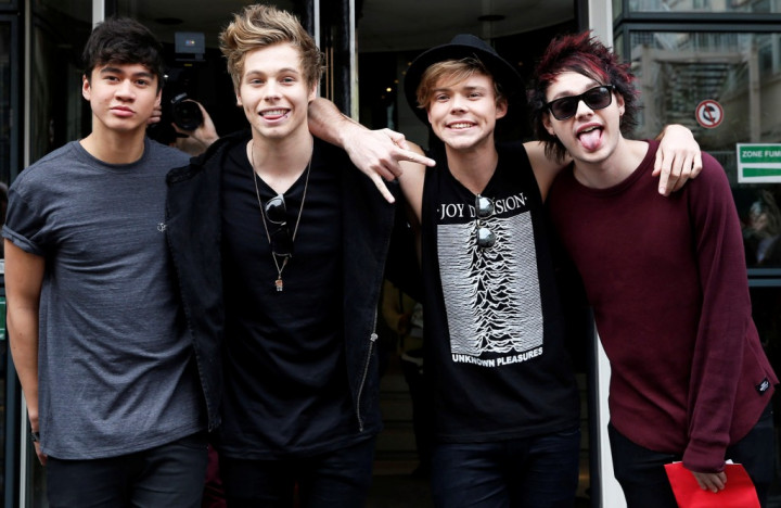 Apes, Vokalis 5 Seconds of Summer Tersambar Api di Panggung