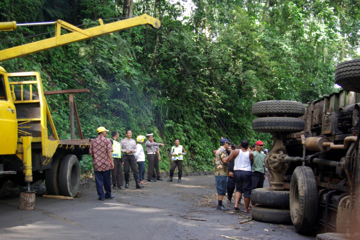 Waspadai Jalur Berkelok Tajam di Gunung Gumitir
