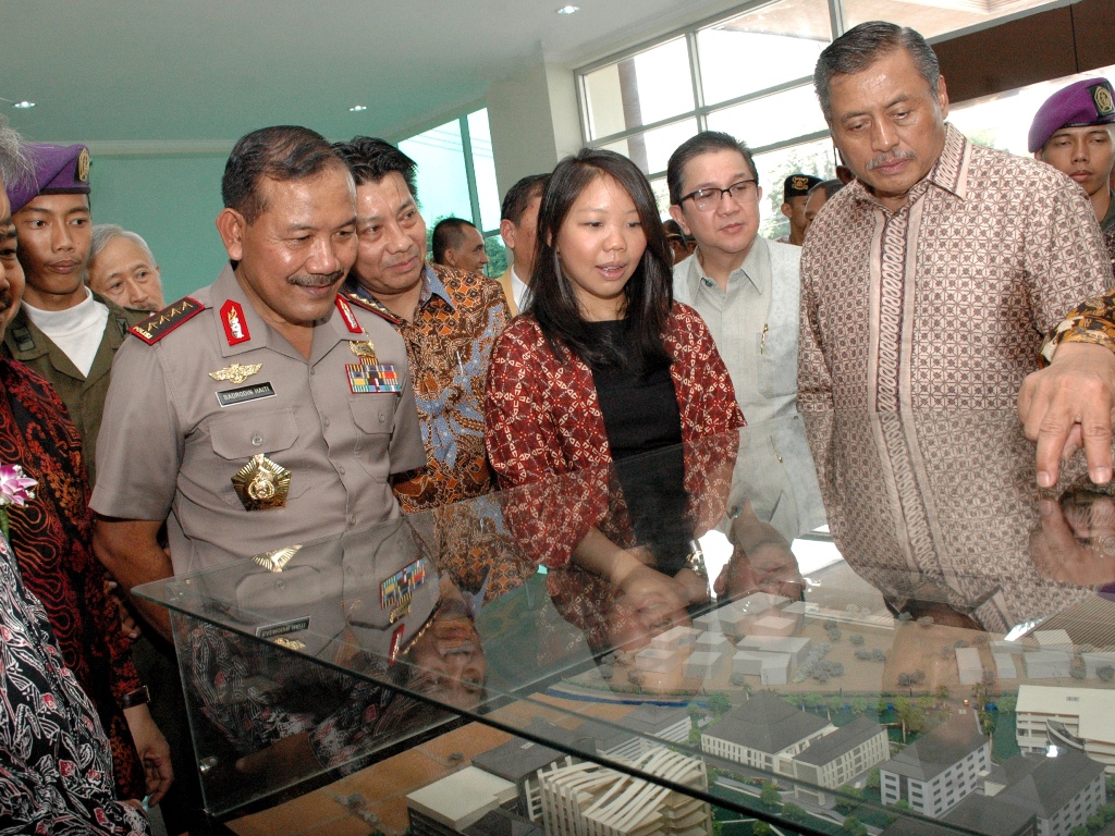  Kapolri Jenderal Pol. Badrodin Haiti (tengah) didampingi Ketua Pembina Yayasan Brata Bhakti Jenderal Pol (Purn) Sutanto (kanan), Anggota Dewan Pembina Tanoto Foundation Imelda Tanoto (kedua kanan), meninjau fasilitas gedung perpustakaan usai peresmian ge