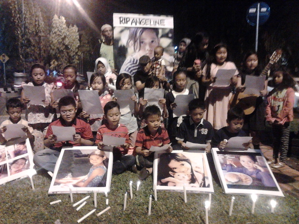 Foto: Anak-anak di Kota Solo membacakan puisi untuk Angeline/MTVN_Pythag Kurniati