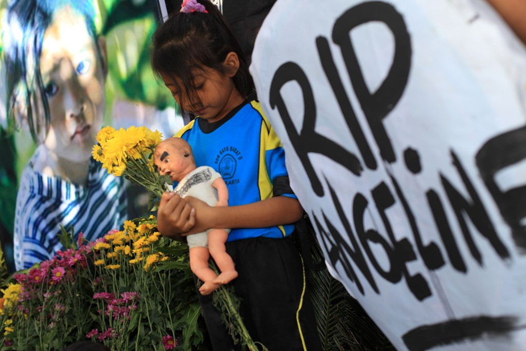  Siswa SD Nayu Nusukan Solo mengikuti acara doa bersama bertajuk RIP Angeline di Nusukan, Banjarsari, Solo, Jawa Tengah, Jumat (12/6/2015). Foto: Maulana Surya/Antara