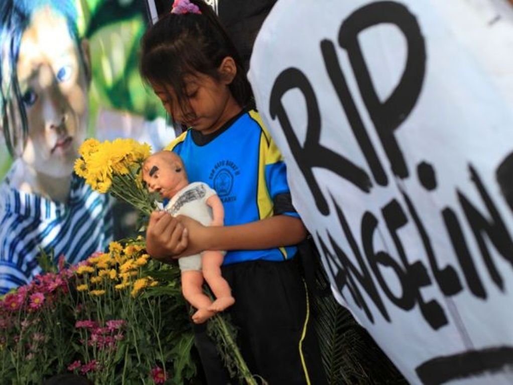 Siswa SD Nayu Nusukan Solo mengikuti acara doa bersama bertajuk RIP Angeline di Nusukan, Banjarsari, Solo, Jawa Tengah, Jumat (12/6/2015). Foto: Maulana Surya/Antara 