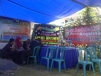 Puluhan Karangan Bunga Berjejer di Rumah Orangtua Kandung Angeline