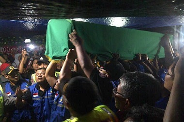 Ibu dan Nenek Angeline Pingsan, Mensos Khofifah Berurai Air Mata