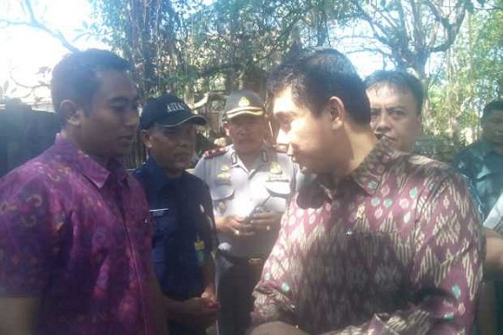 Dewa Ketut Raka (seragam biru) saat melarang Menteri Pendayagunaan Aparatur Negara yuddy Chrisnandi masuk ke rumah Angeline, Jumat, 5 Juni. Foto: Istimewa
