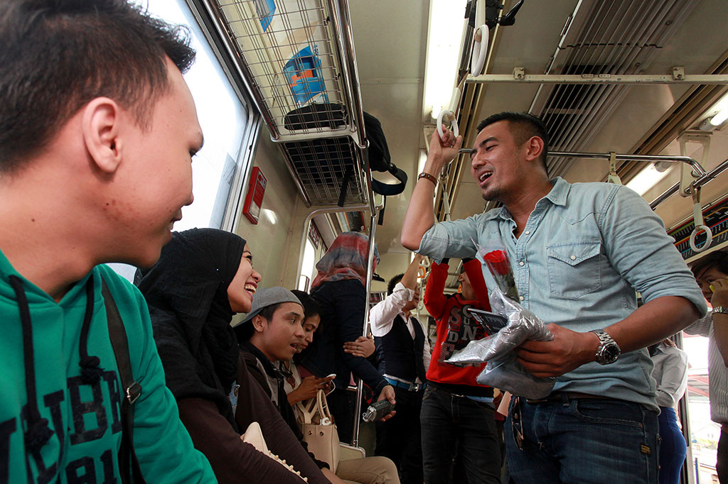 Rio Febrian &rsquo;Ngamen&rsquo; di KRL