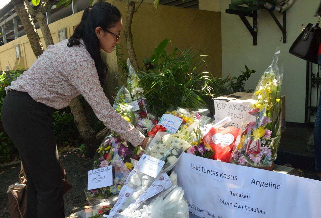  Sejumlah warga menggelar aksi kepedulian terhadap Angeline di depan Unit Forensik, RSUP Sanglah, Kota Denpasar, Bali, Jumat (12/6/2015). Foto: Fikri Yusuf/Antara