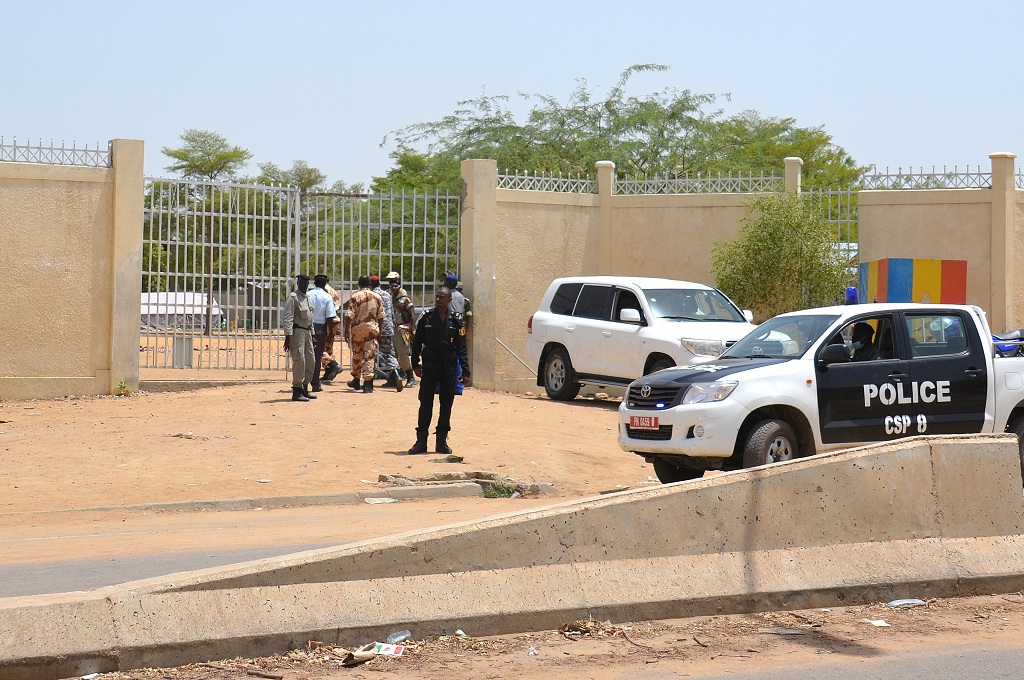 Polisi berkumpul di lokasi satu dari dua bom bunuh drii di ibu kota Chad, Senin (15/6/2015). AFP / BRAHIM ADJI