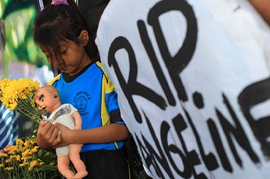 Lantunan Salawat Iringi Angeline 'Tinggalkan' Kamar Jenazah