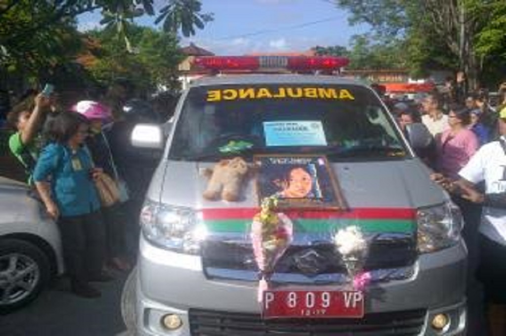 Ambulans mengangkut jenazah Angeline ke Banyuwangi, MI/Arnoldus Dhae