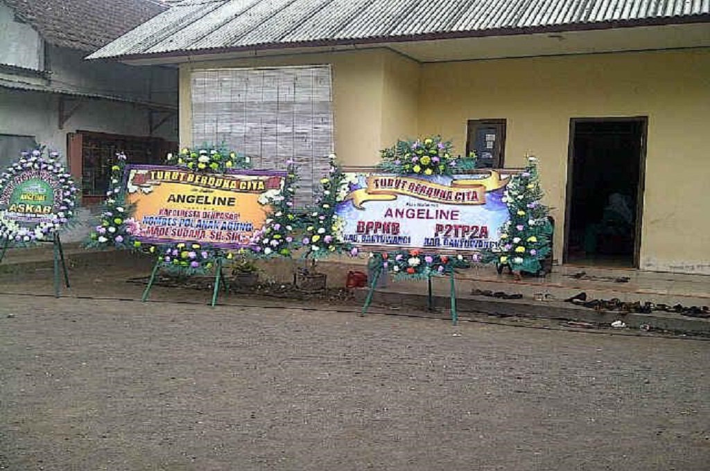 Karangan bunga duka cinta untuk Angeline di rumah duka di Banyuwangi, Metrotvnews.com/Amaluddin