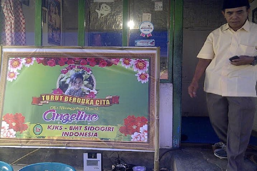 Sebuah karangan bunga duka cita diletakkan di depan rumah menyambut kedatangan Angeline, Metrotvnews.com/ Amaluddin