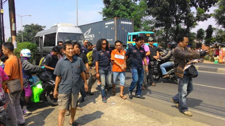 Rekontruksi Pembunuhan Bos Beras Ciracas Timbulkan Kemacetan