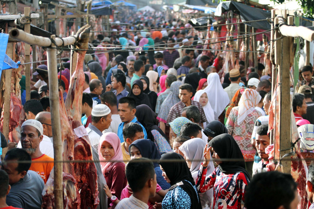 Warga memadati pasar untuk membeli daging sapi dengan harga Rp150 per kilogram pada perayaan Meugang H-1 Ramadan di Pasar Daging Tradisional Inpres Lhokseumawe, Aceh, Selasa 16 Juni 2015. Antara Foto/Rahmad