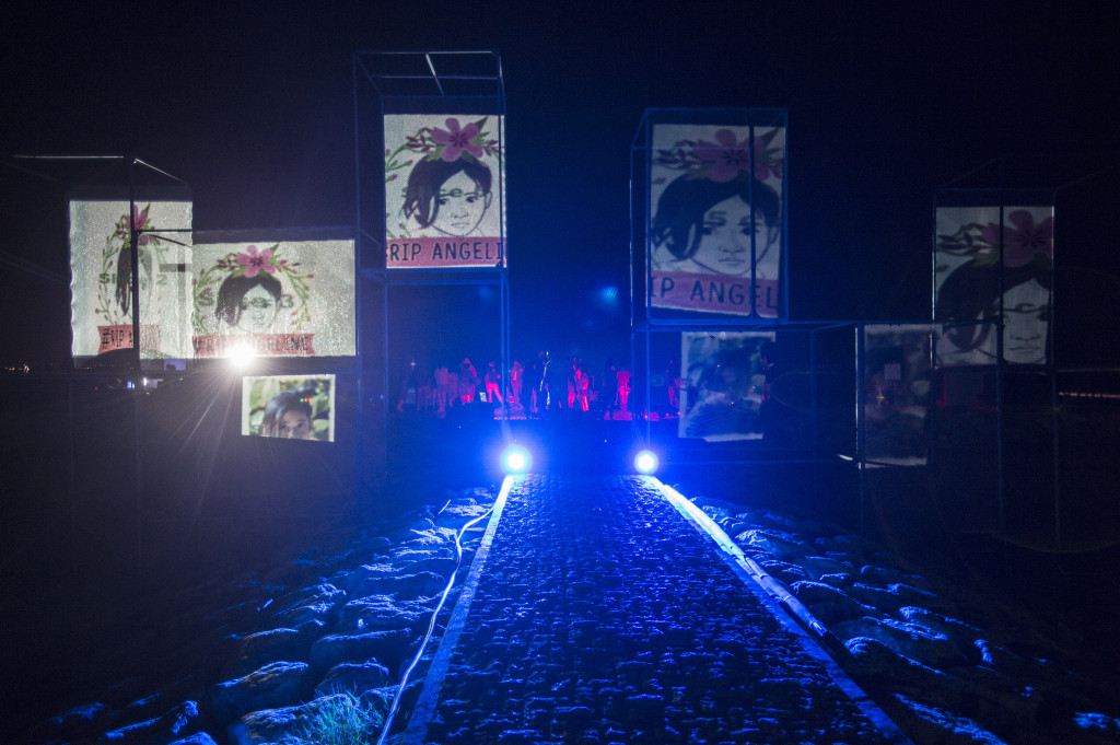 Sejumlah gambar Angeline, ditampilkan melalui layar dalam Sprites Art and Creative Biennale 2015 di Pantai Tandjung Sari, Sanur, Bali, Selasa 16 Juni 2015. Antara Foto/Rosa Panggabean