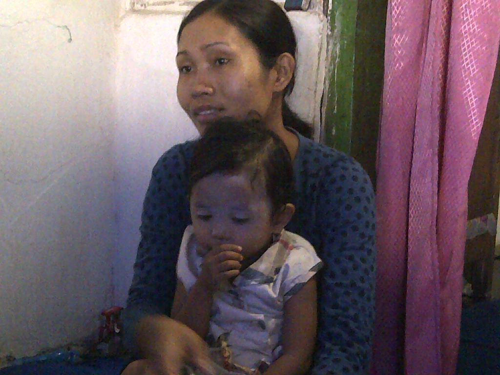 Foto: Hamidah memangku anak ketiganya, Aisyah, 2,5 tahun/MTVN_Amaluddin