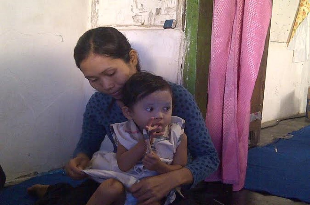 Hamidah tengah menggendong Aisyah, adik kandung Angeline, Metrotvnews.com/Amaluddin