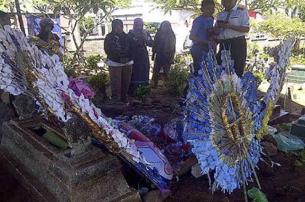 Warga masih mendatangi makam Angeline di Banyuwangi, Metrotvnews.com/Amaluddin