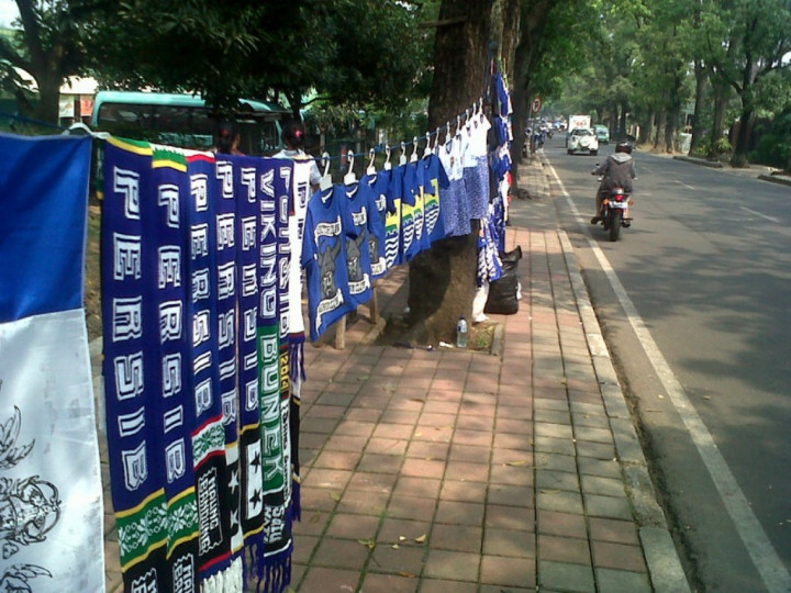 Kompetisi Terhenti, Pedagang <i>Jersey</i> Sepi Pembeli