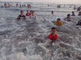 Sambut Ramadan, Warga Yogyakarta Padusan di Parangtritis