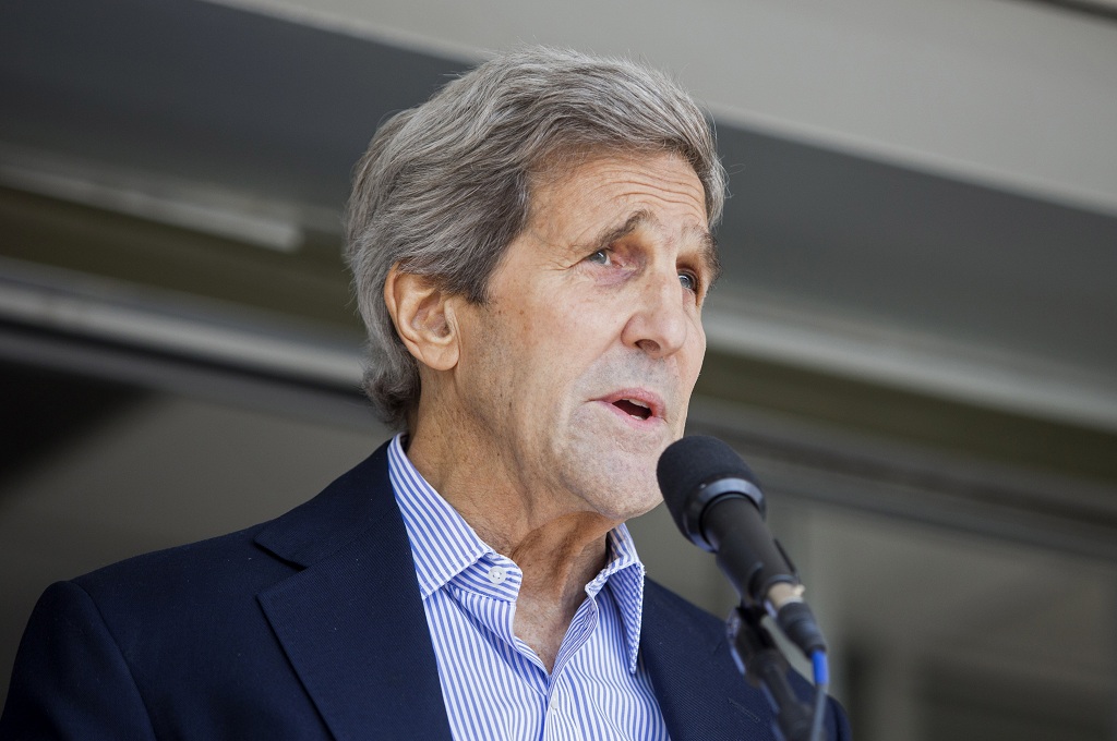 Menlu AS John Kerry berbicara di hadapan awak media usai keluar dari sebuah rumah sakit di Boston, 12 Juni 2015. AFP /Scott Eisen / GETTY IMAGES NORTH AMERICA