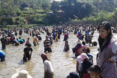 Sebelum Puasa, Ratusan Warga Sumedang Ikut Tradisi Ngagogo Lauk