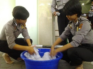 Polwan di Solo Ramai-Ramai Cuci Mukena Masjid 