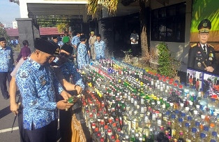 Polisi Sita Ribuan Botol Miras di Malang