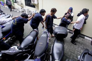 Polisi Tangkap Perampok Bermodus Gembosi Ban