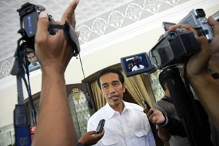 Ngabuburit, Jokowi Bagi-Bagi Sepeda untuk Anak Yatim