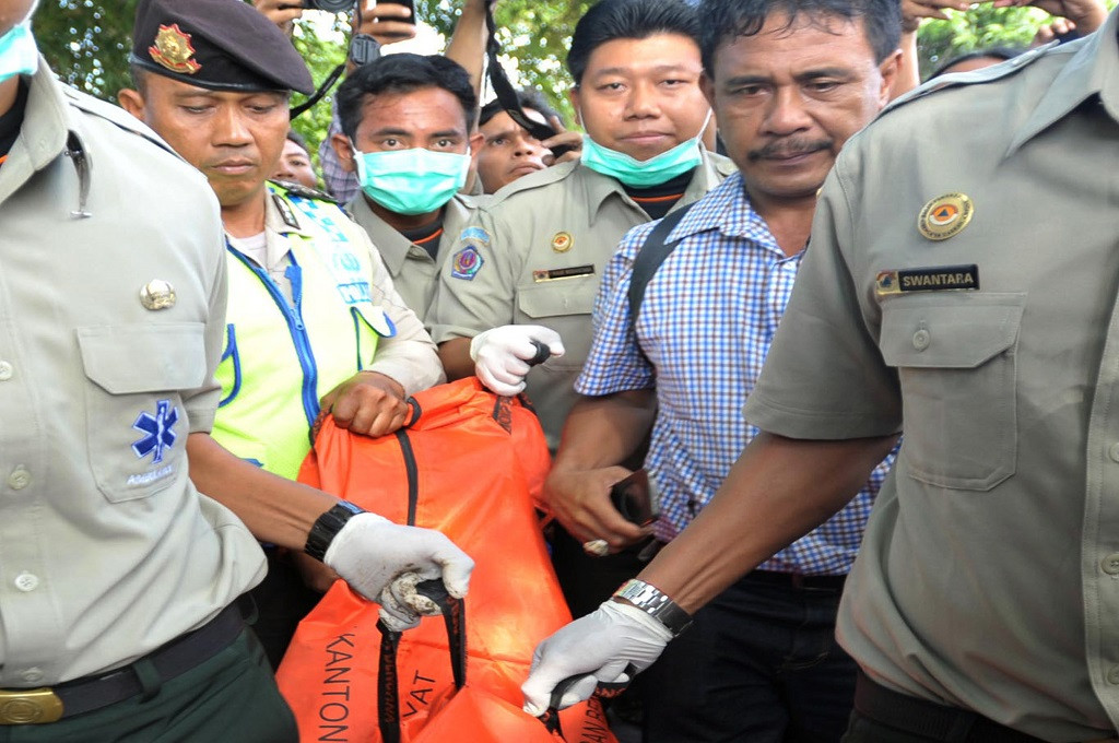 Polisi membawa jenazah Angeline setelah ditemukan terkubur di belakang rumah ibu angkatnya di Denpasar, Ant/ Wira Suryantala