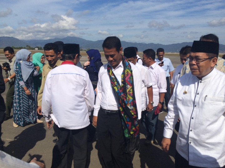 Kunker ke Bima, Mentan Tinjau Bendungan & Panen Bawang Merah