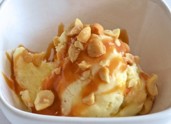 Resep Es Krim Vanila dengan Karamel dan Kacang