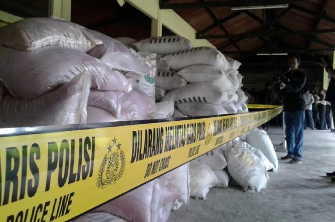 Grebek Pabrik, Polisi Sita 40 Ton Pupuk Ilegal