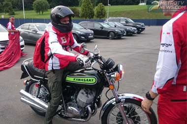 Vettel Datang ke Arena Balap dengan Motor Kawasaki Klasik 