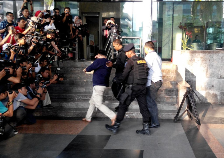 Tiba di Kantor KPK, Empat Tersangka Suap Tutupi Wajah