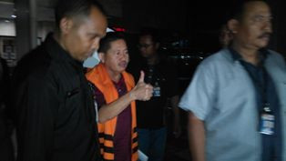 Digiring ke Rutan, Tersangka Suap Musi Banyuasin Justru Acungkan Jempol