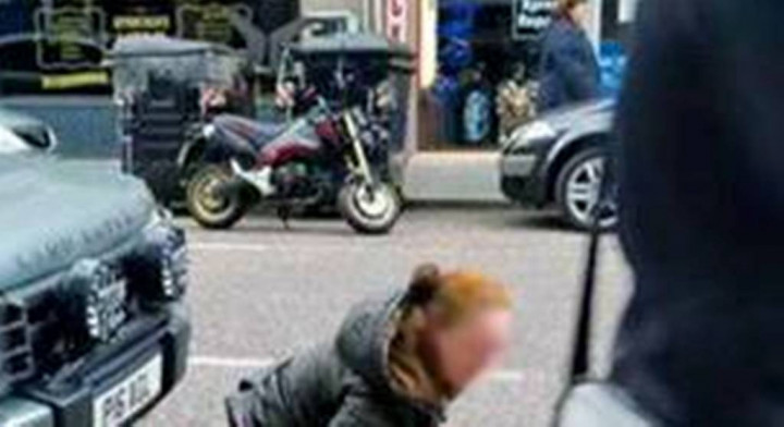 Perempuan Ini Tiba-Tiba Buang Air di Tengah Jalan