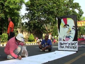 Warga Solo Beri Ucapan Selamat Ulang Tahun untuk Presiden Jokowi