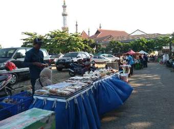 <i>Ngabuburit</i>, di Alun-alun Kejaksaan Kota Cirebon Saja