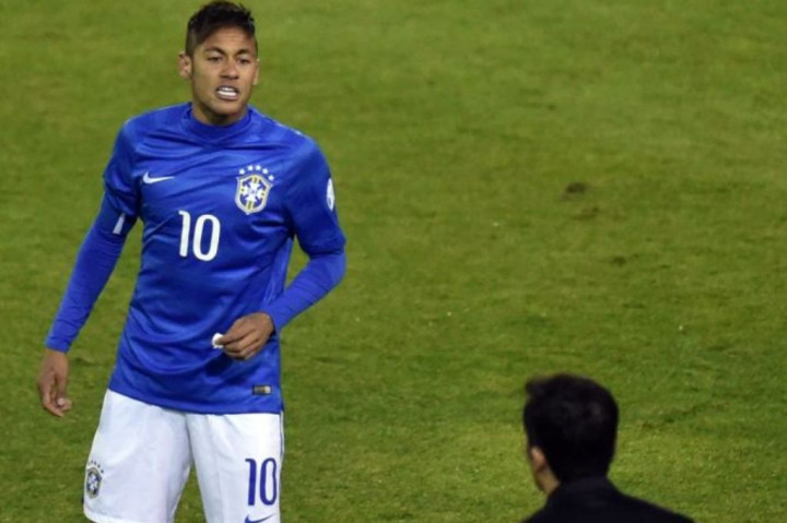 Messi Sesalkan Sanksi Neymar