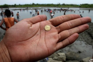 Nelayan Temukan Ratusan Koin VOC di Pantai Tuban