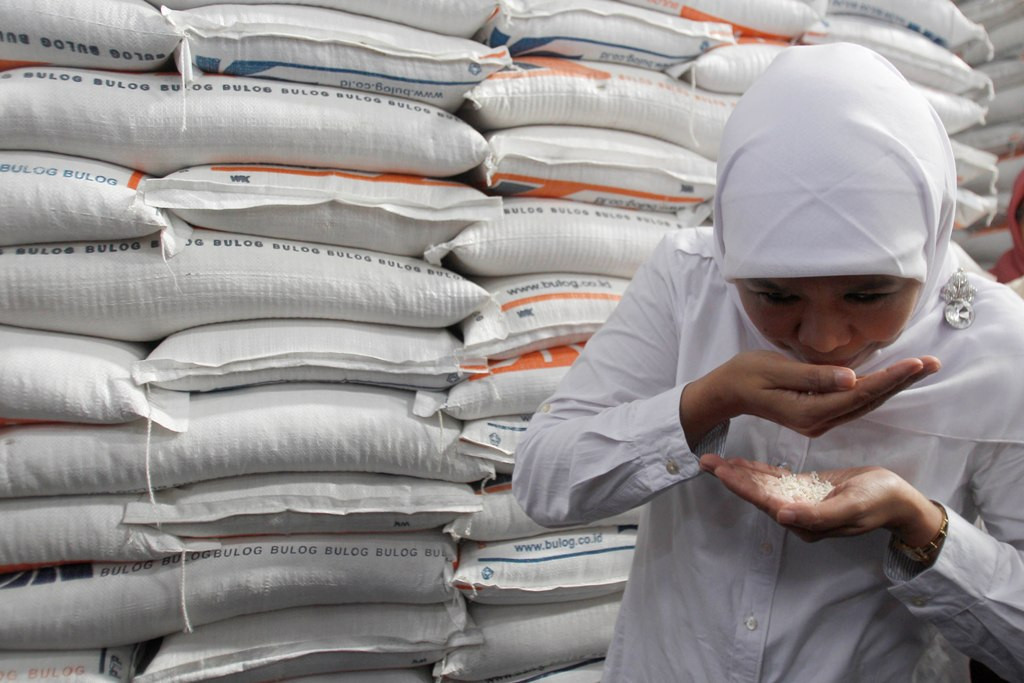 Meteri Sosial Khofifah Indar Parawansa memeriksa kualitas raskin ketika sidak ke Bulog di Banyuwangi, Jawa Timur, Senin (16/6). Foto:Antara/Trisnadi.