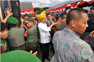 Jokowi Bagikan Kartu Sakti Khusus Penyandang Disabilitas di Batam