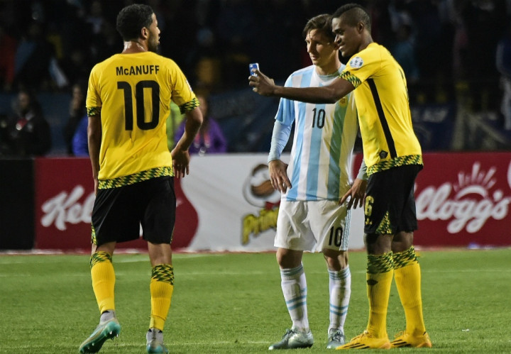 Usai Dikalahkan Argentina, Pemain Jamaika Minta <i>Selfie</i> dengan Messi