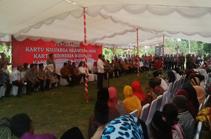 Jokowi Bagikan Kartu Sakti di Batam