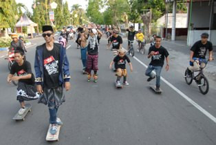 Begini Aksi Ngabuburit Komunitas Skateboard Jombang